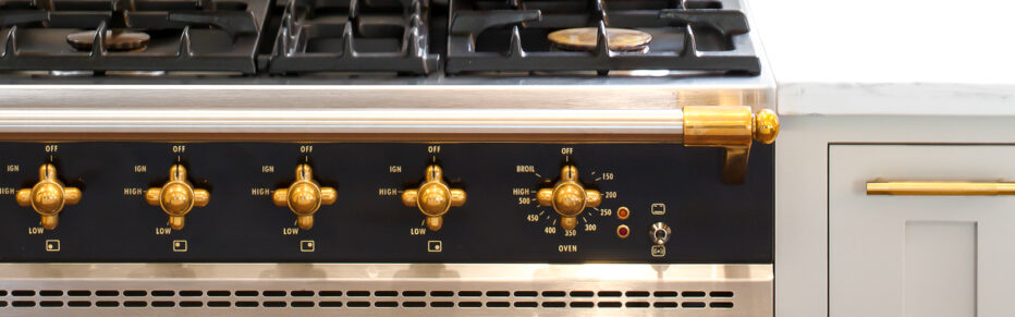 black lacanche range with brass knobs